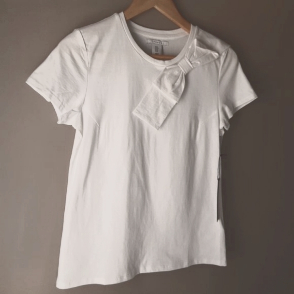 T Tahari White Crew Neck T-shirt with Bow on Collar | New! Size Small